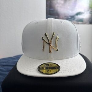 RARE NEW ERA 59FIFTY New York Yankees White x Gold Metal 7 1/8 Fitted Cap MLB